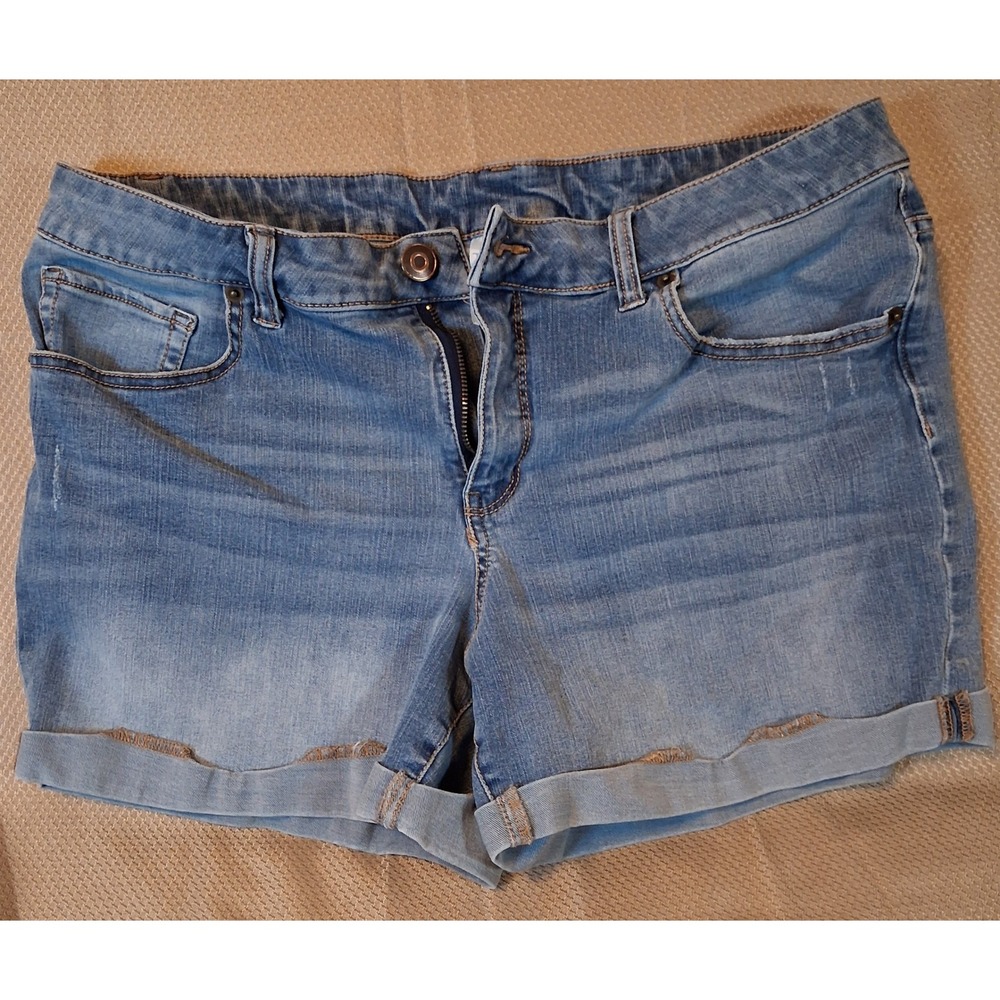 Time and Tru Womens Mid Rise Denim Shorts Light Wash Blue Cuffed Size 16